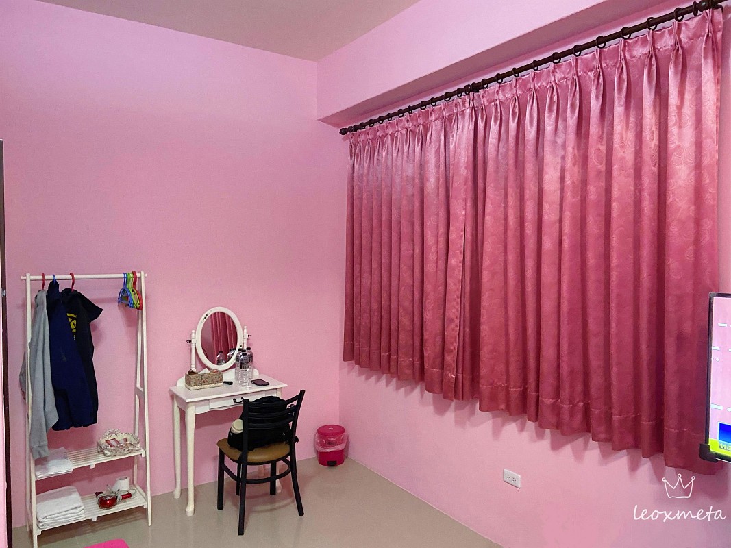 梳妝檯與粉色窗簾