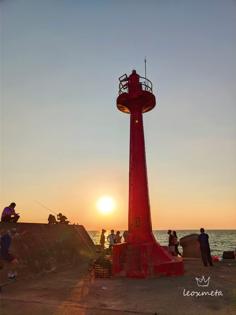 高雄夕陽海岸 紅色燈塔與夕陽
