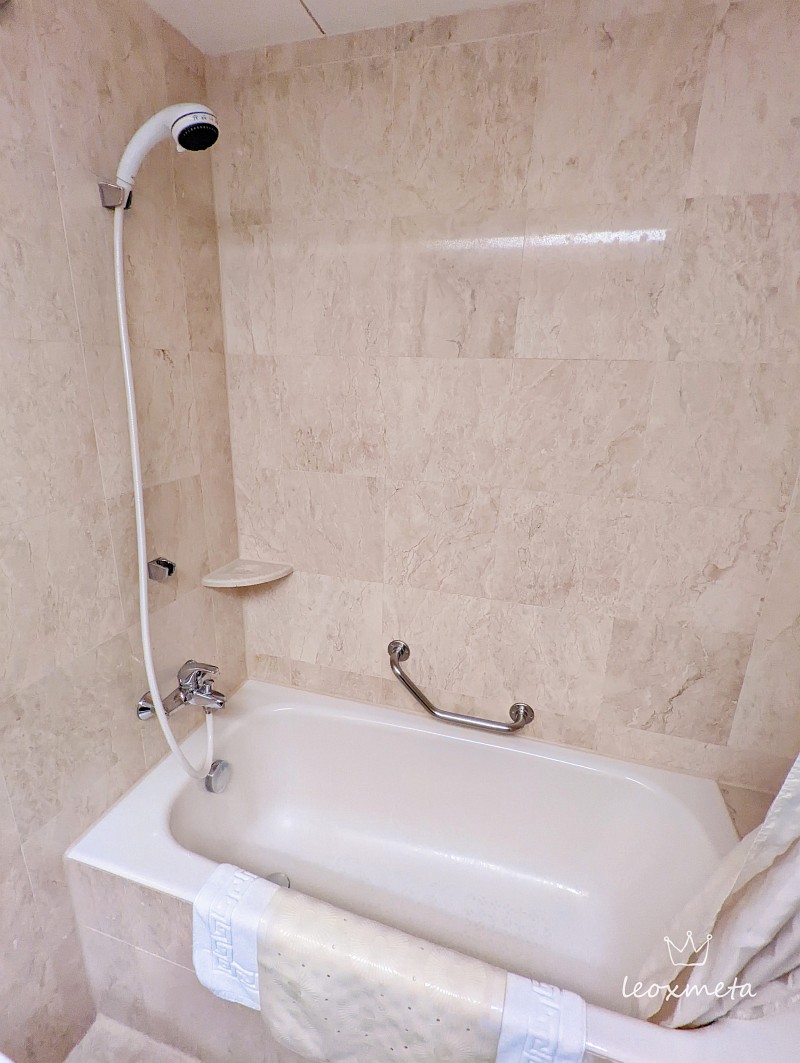 台南大飯店-浴廁-浴缸與蓮蓬頭