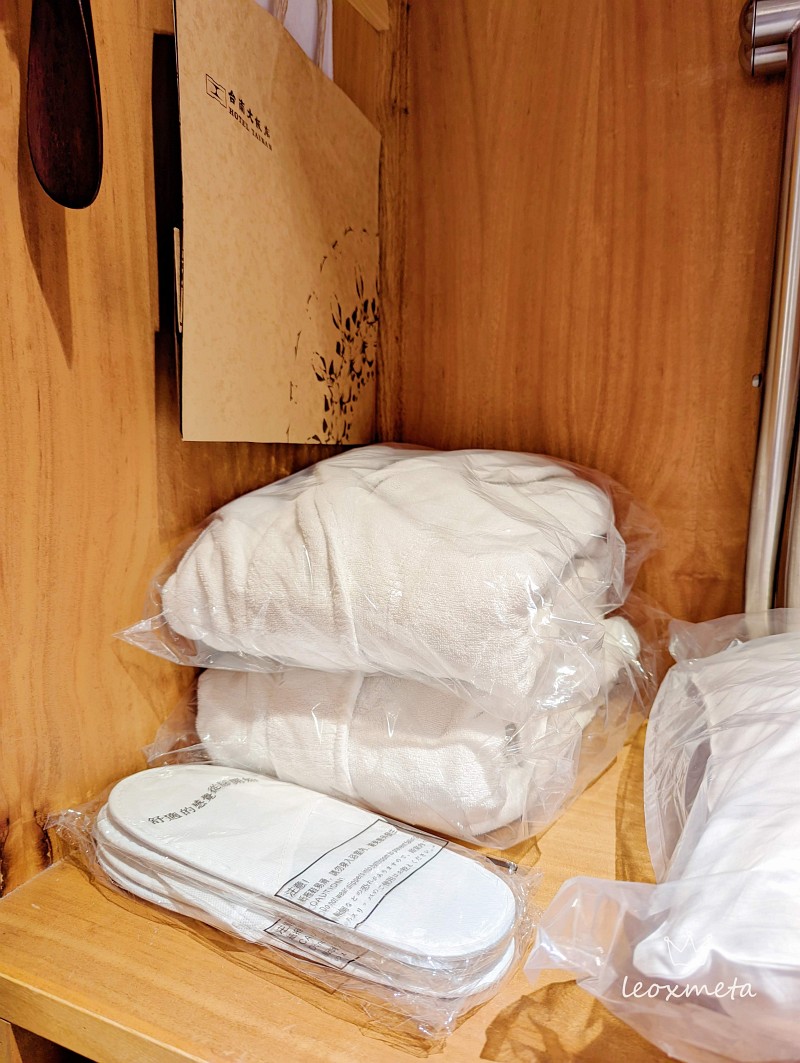台南大飯店-浴袍、室內拖鞋、備用枕頭