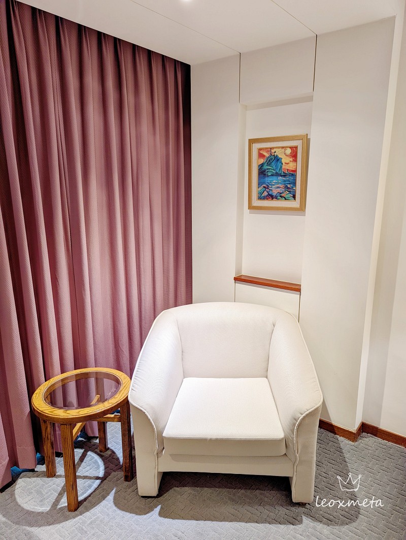 台南大飯店-商務單床房-沙發與小茶桌