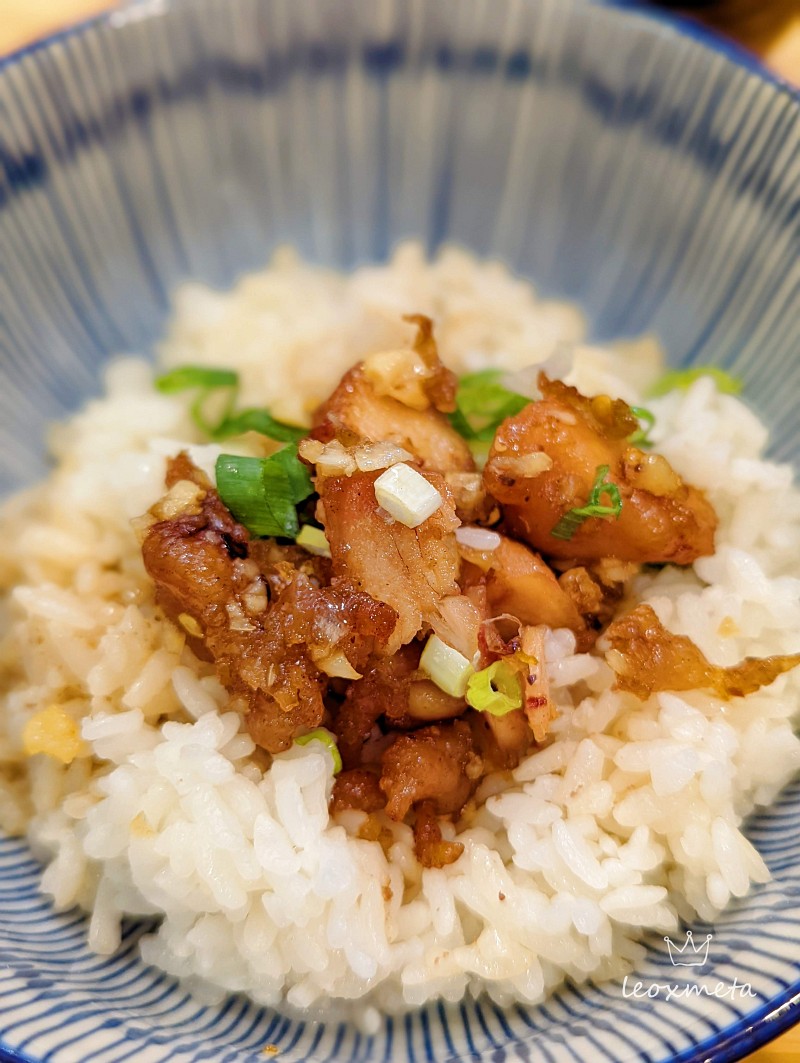 微香辣的雞肉拌入米飯一起食用