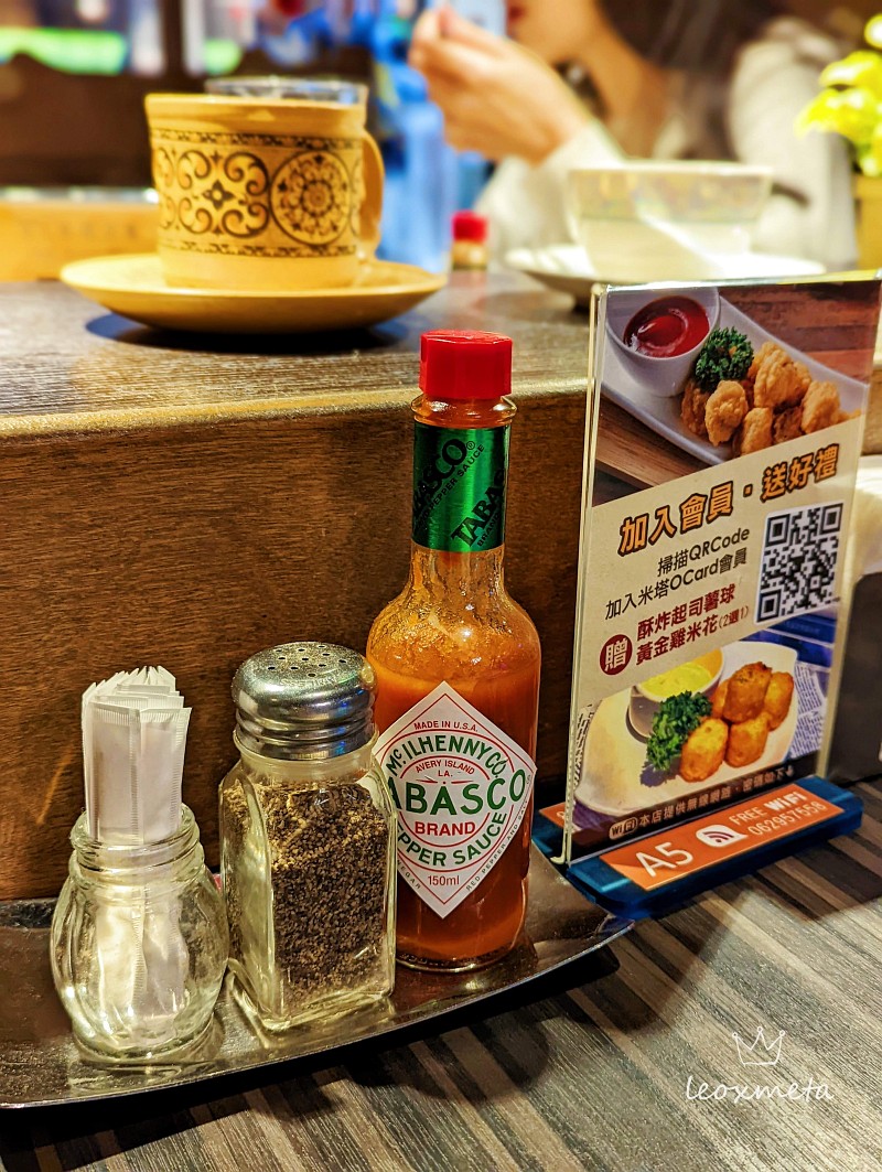 桌上調味料：Tabasco辣椒酱、黑胡椒粉