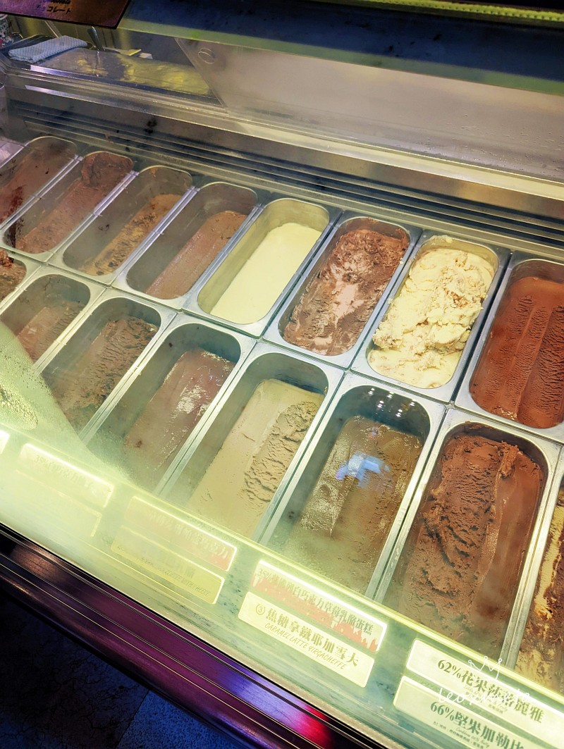 冰淇淋櫃-裡面有眾多口味