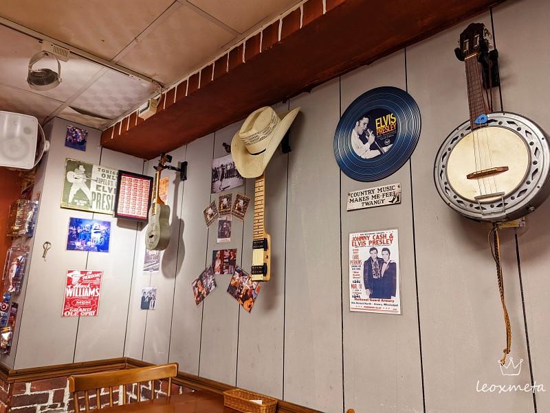 牆上的唱盤與樂器