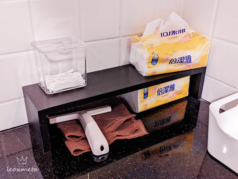 洗手檯空間提供紙巾、棉花棒