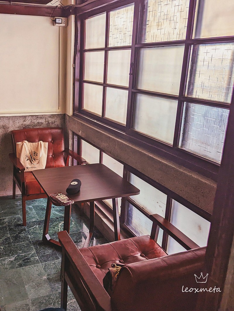古樸的木桌與沙發桌椅