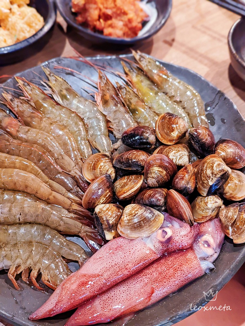 綜合海鮮盤：鮮蝦、小管、蛤蜊