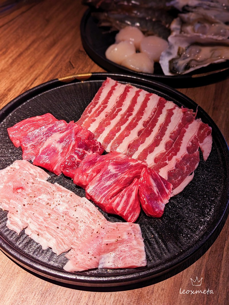 燒肉基本盤：溫體松阪豬、美國頂級牛小排(角切)、美國薄切牛小排